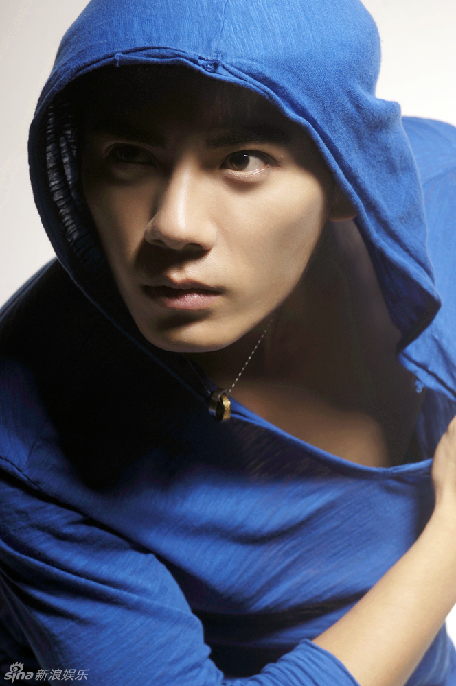 组图:王子睿全新雅痞写真 完美诠释型男本色