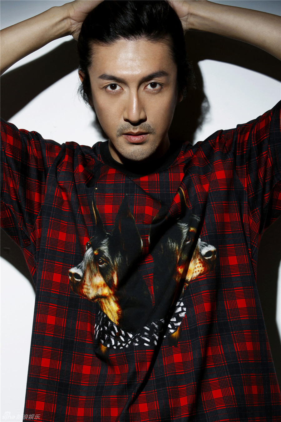 张鲁一写真颠覆熟男形象展青春气质