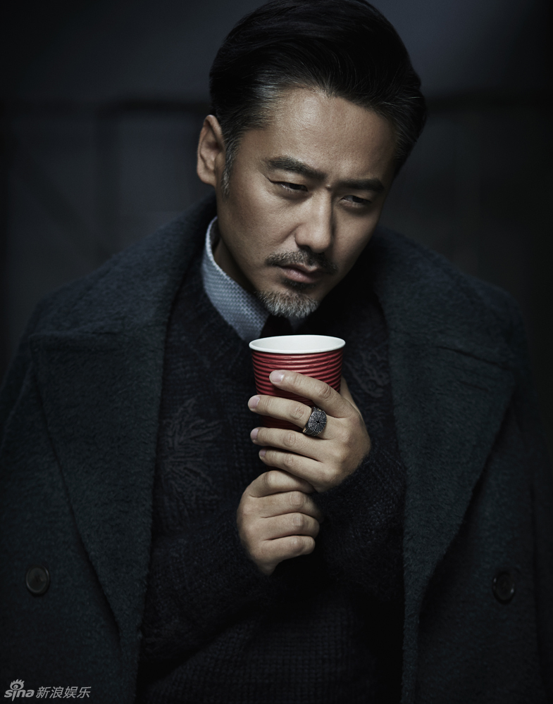 新浪娱乐讯 吴秀波拍摄一组写真,身披毛皮大衣,梳着