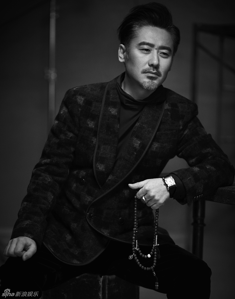 新浪娱乐讯 吴秀波拍摄一组写真,身披毛皮大衣,梳着干练简单的大奔头