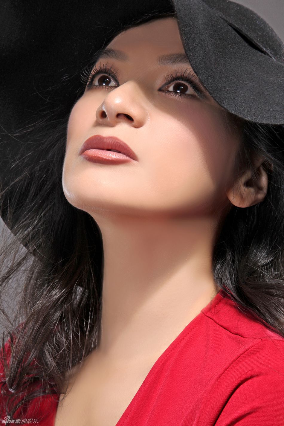 新浪娱乐讯 阎青妤复古写真曝光,身着深v红裙,尽显野性之美,大胆演绎