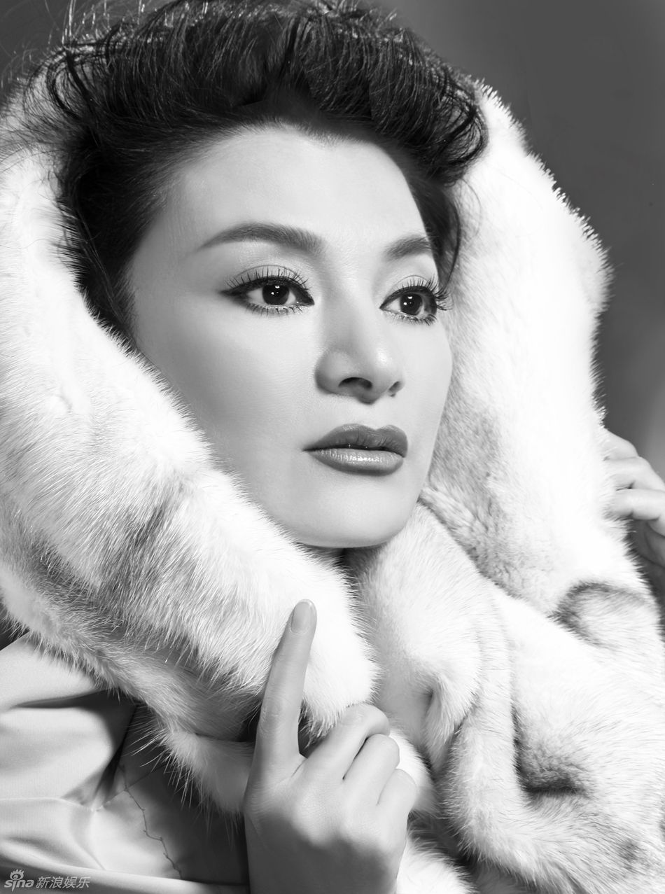 新浪娱乐讯 阎青妤复古写真曝光,身着深v红裙,尽显野性之美,大胆演绎