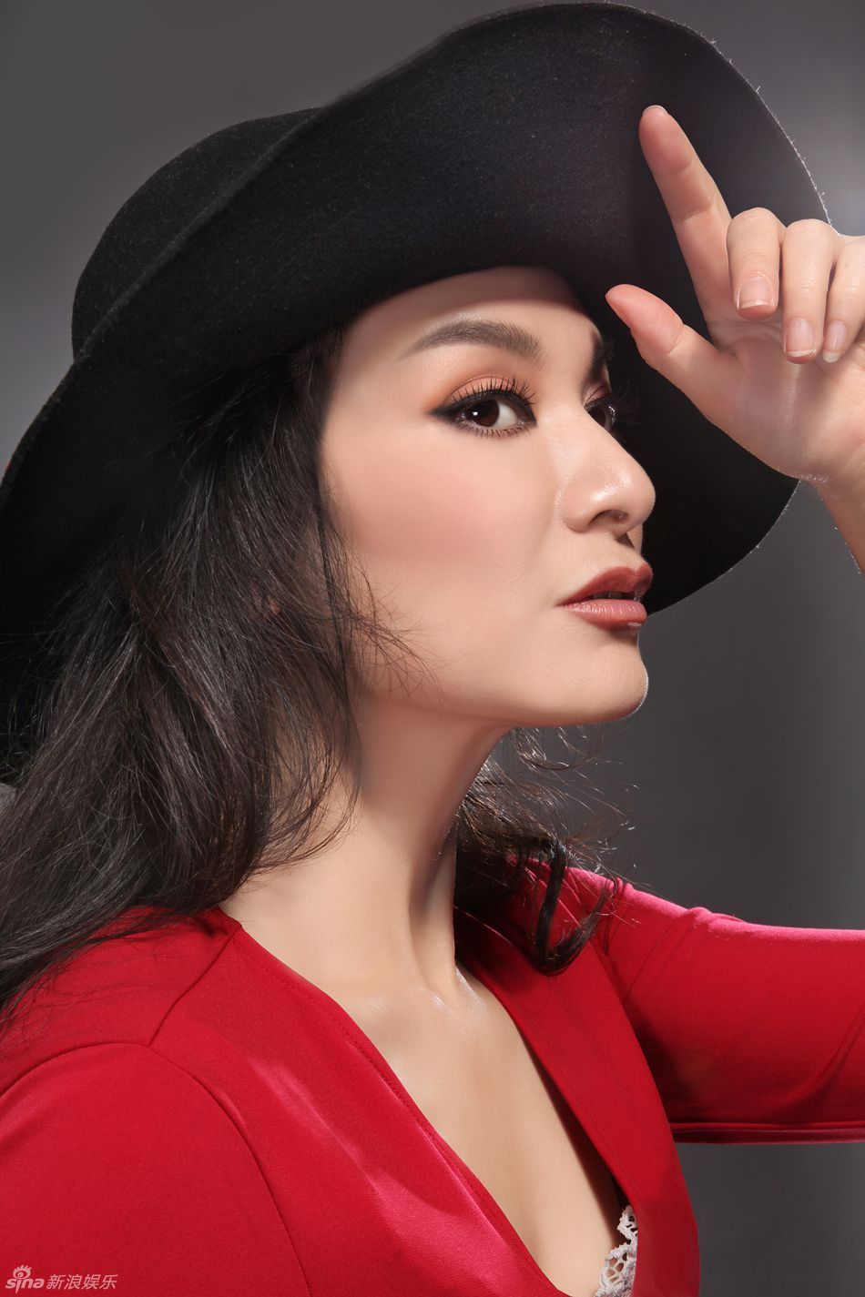 阎青妤演绎复古邵氏女郎