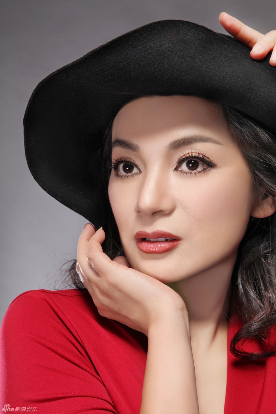 新浪娱乐讯 阎青妤复古写真曝光,身着深v红裙,尽显野性之美,大胆演绎