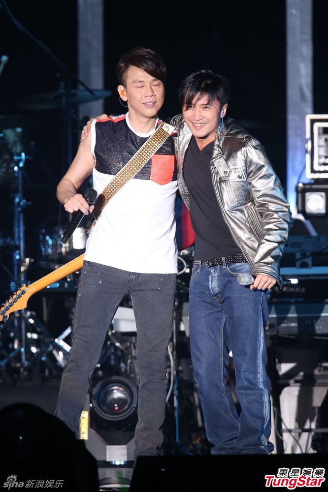 组图:陶喆个唱落泪忆亡父 与谢霆锋同台飙吉他