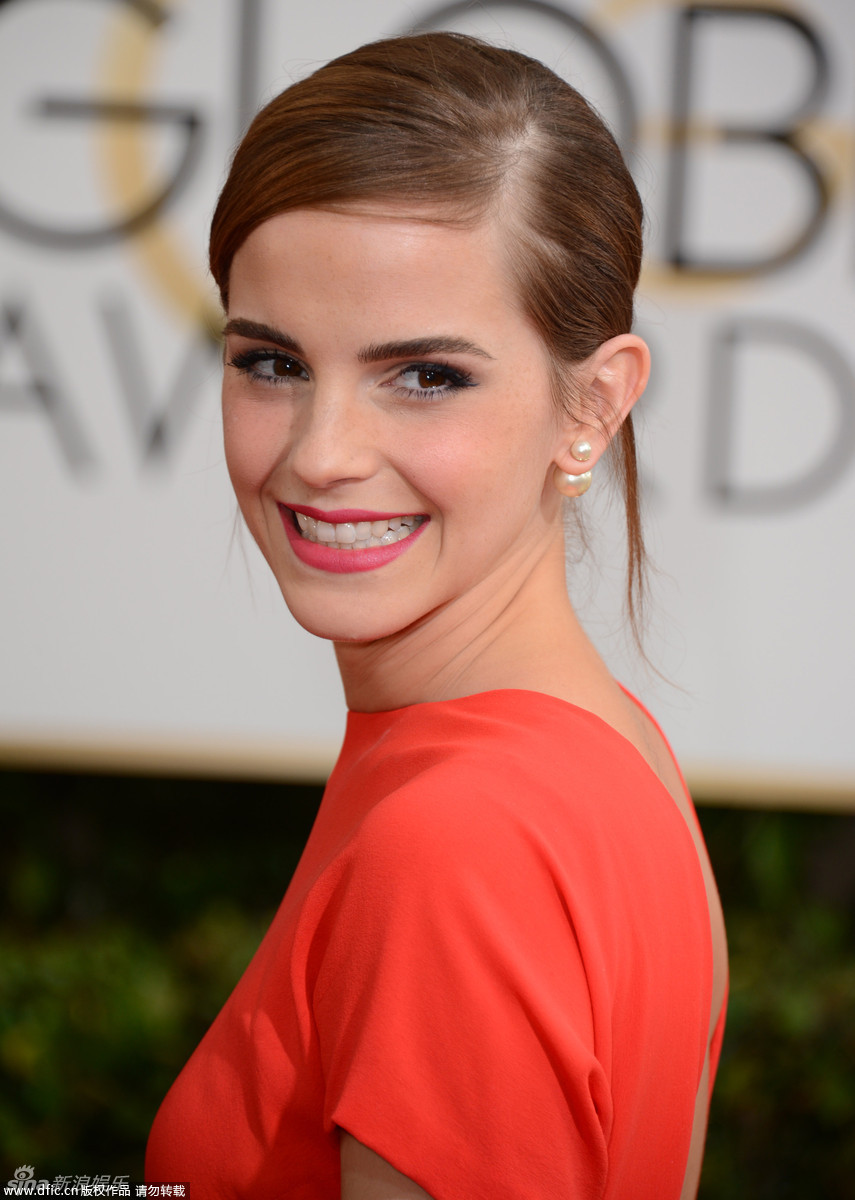 艾玛-沃特森别致红裙亮相金球红毯秀美背