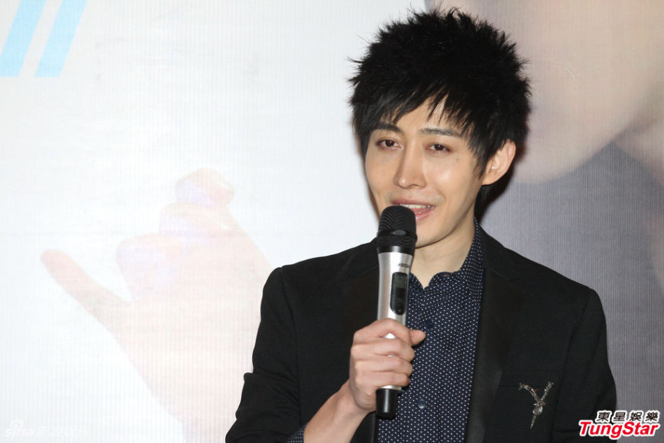 组图:混血魔术师yif秀法式接吻为新书造势