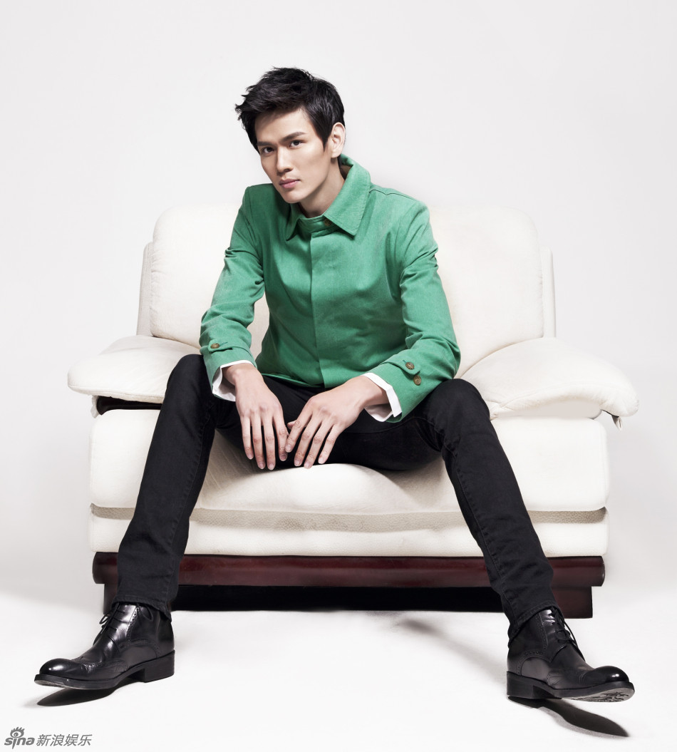 鲍春来笑容温暖寒冬 真性情帅气迷人