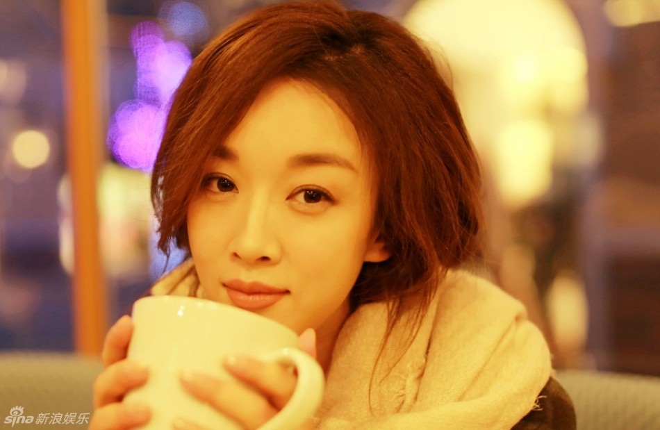 张蓓蓓时尚写真温婉可人笑容恬静