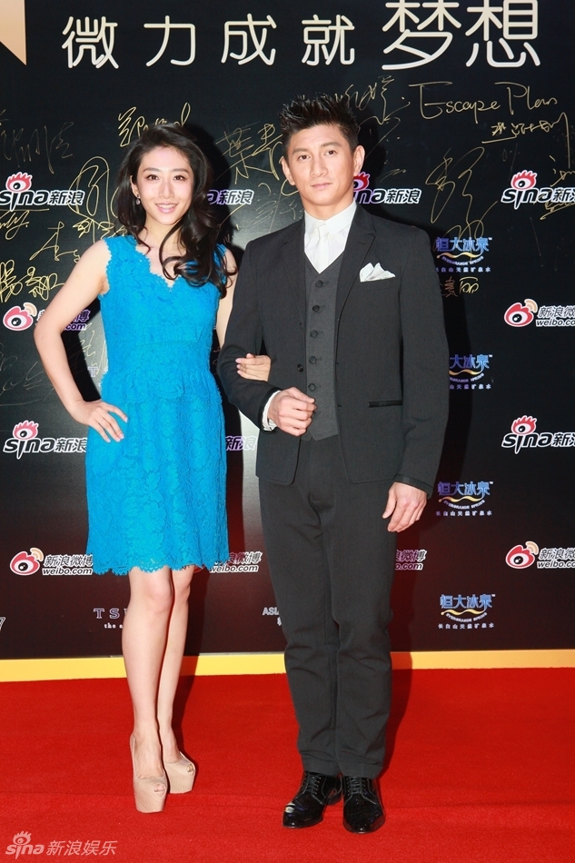 吴奇隆刘思彤挽手入场