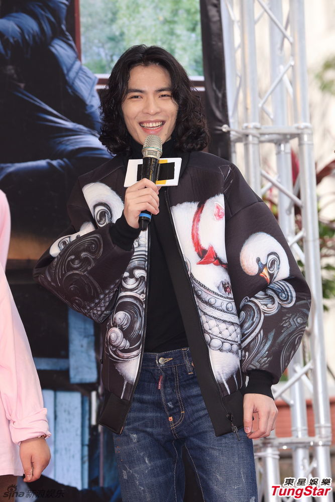 萧敬腾亮相签书会长发飘飘 粉丝挤爆现场