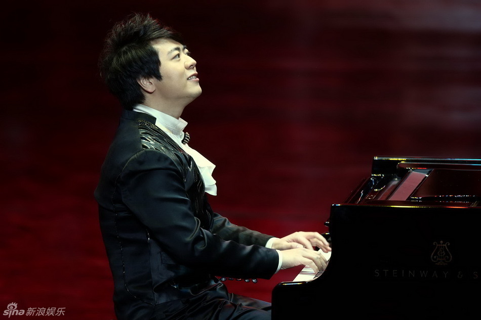 btv马年春晚小沈阳模仿植物打僵尸搞笑