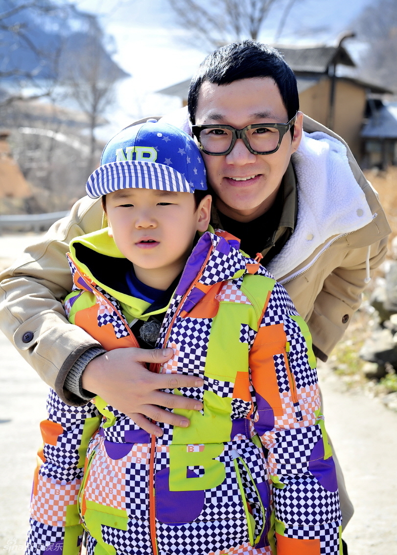 高清:《爸爸2》首曝家族照 尹厚变暖男大哥