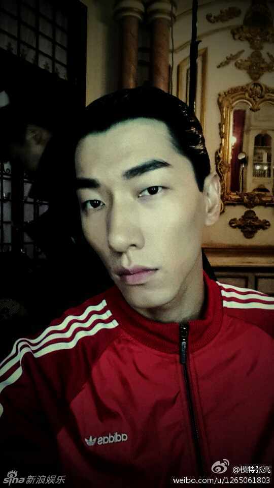 组图:张亮长脸自拍遭调侃马脸代言人_高清图集_新浪网
