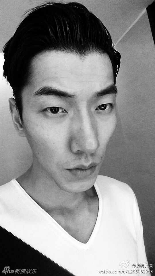 组图:张亮长脸自拍遭调侃马脸代言人_高清图集_新浪网