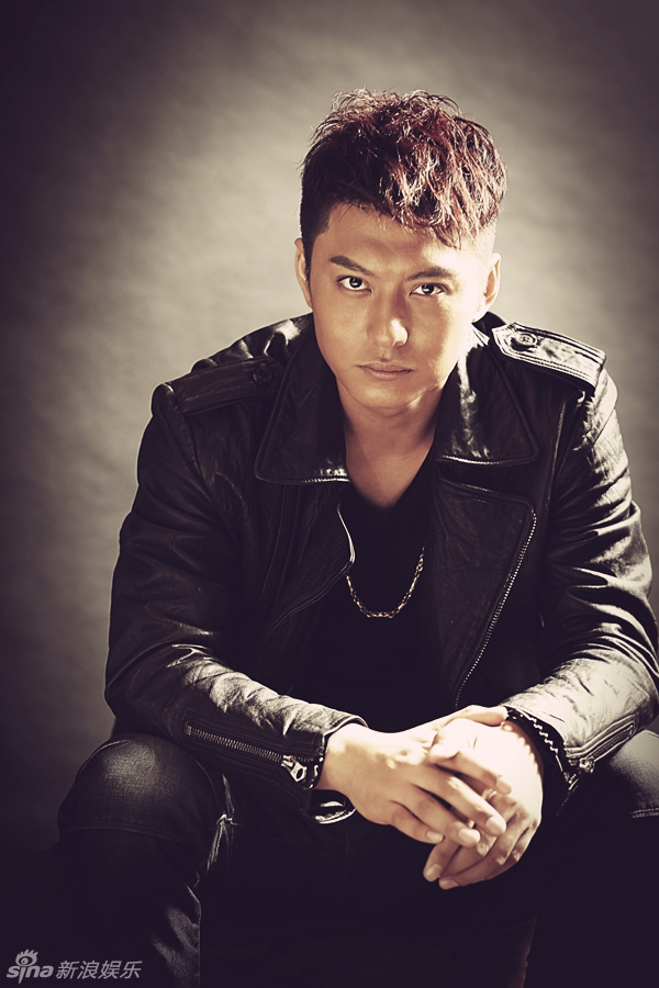 侯京健复古写真 展现忧郁文艺气质