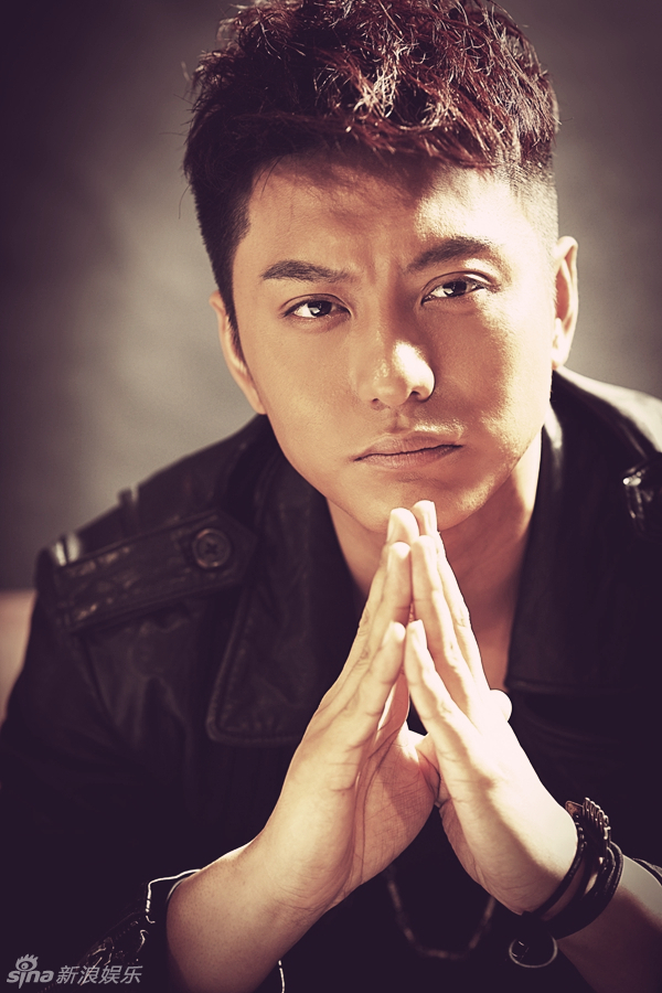 组图:侯京健复古写真 展现忧郁文艺气质_高清图集_新浪网