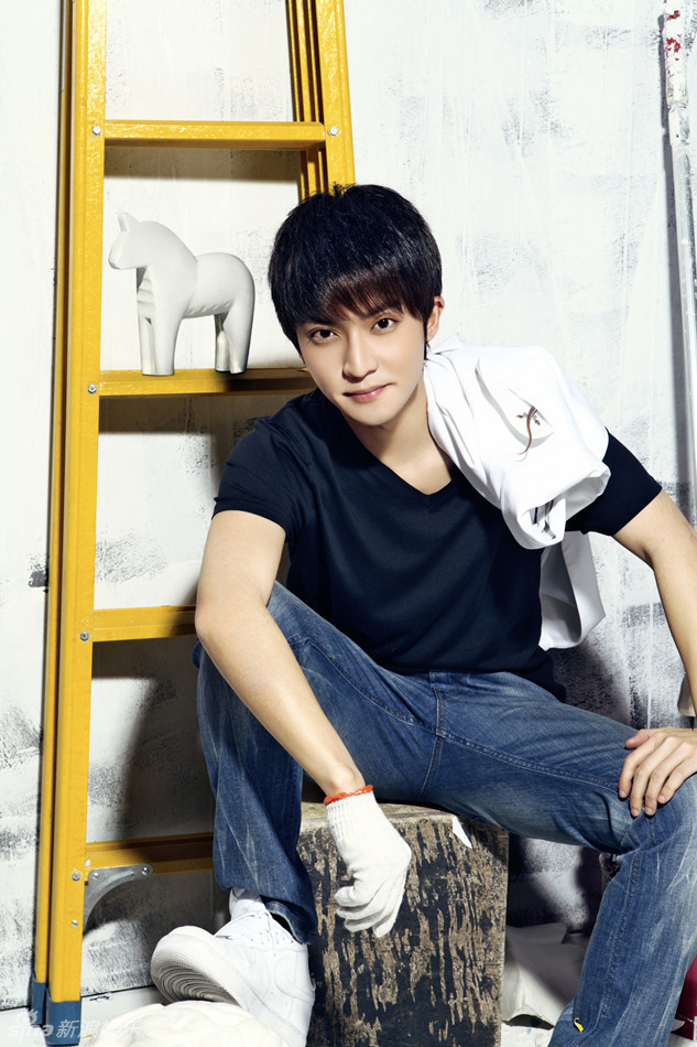 组图:陈威翰新年大片化身粉刷匠魅力气质