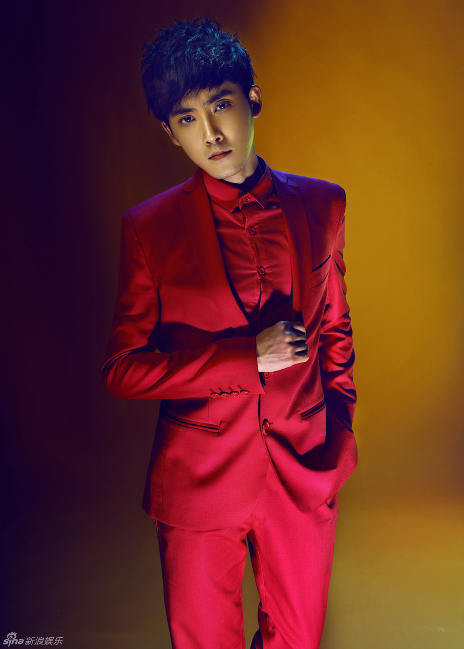 新浪娱乐讯 近日,张睿一组全新写真曝光,片中张睿红西装出镜,上演张扬