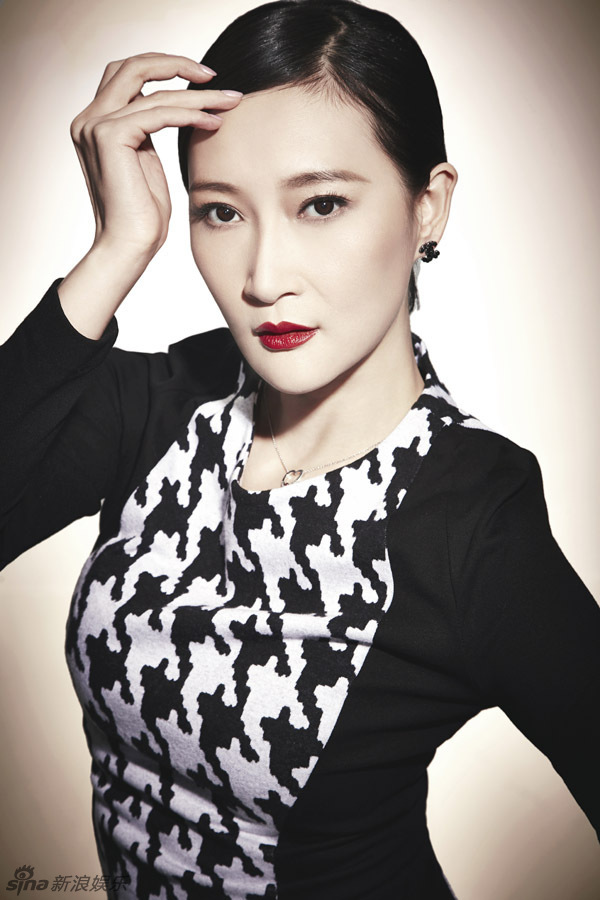 组图:孙嘉质感大片 短发红唇展现冷艳魅惑_高清图集_新浪网