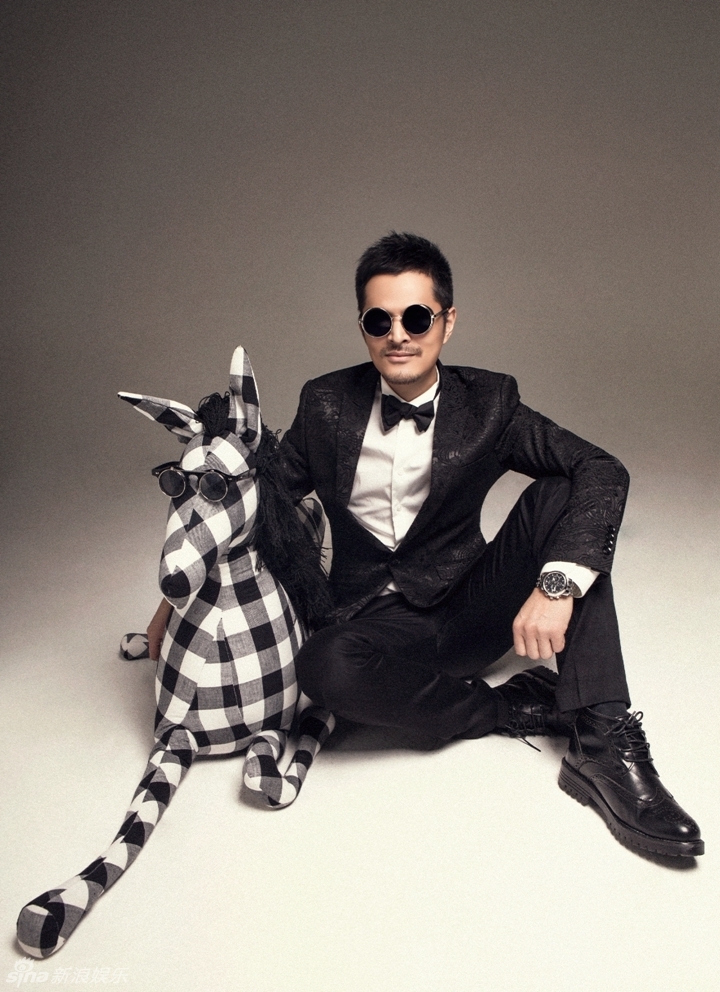 1/ 6新浪娱乐讯 日前,演员边原发布一组新年写真,变身马上萌蜀黍,十分