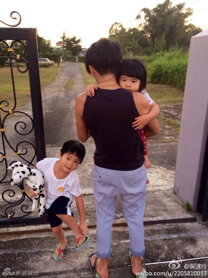 组图:曹格一家四口海边度假 父子卖萌娇妻美艳