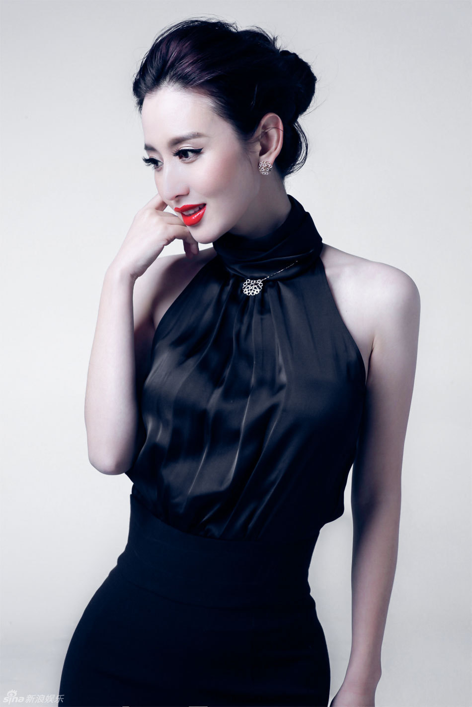 新浪娱乐讯 近日张萌为某杂志拍摄了一组时尚大片,经典红,黑色系礼服