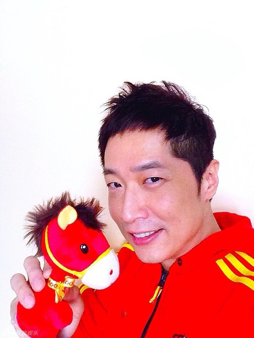 众星欢乐拜大年 森碟可爱林依晨异国祝福