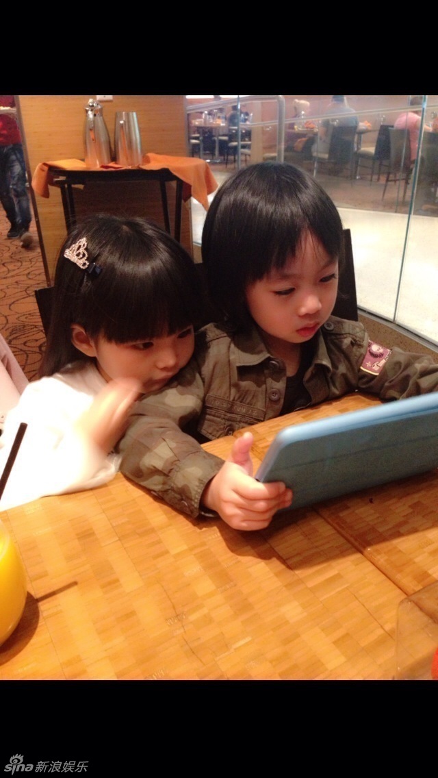 组图:王诗龄拍照扮小恶魔 kimi变身超人_高清图集_新浪网