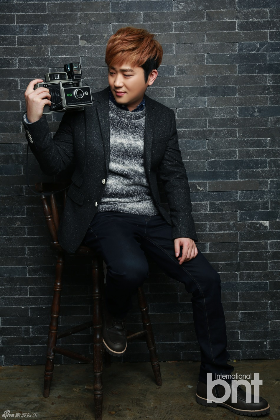 新浪娱乐讯 韩国著名trot歌手朴玄彬日前携手bnt新闻拍摄一组时尚写真