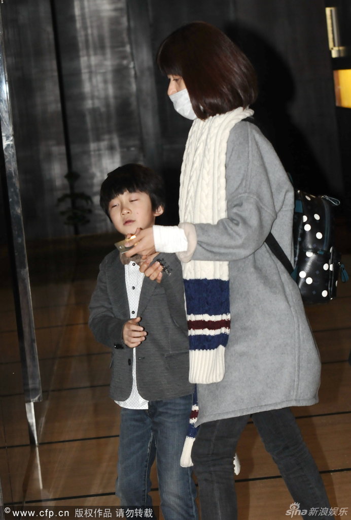 张亮妻子寇静口罩遮面带天天离开避狗仔