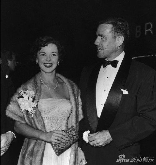 组图:邓波儿罕见生活照曝光 抱女儿显母爱_高清图集_新浪网