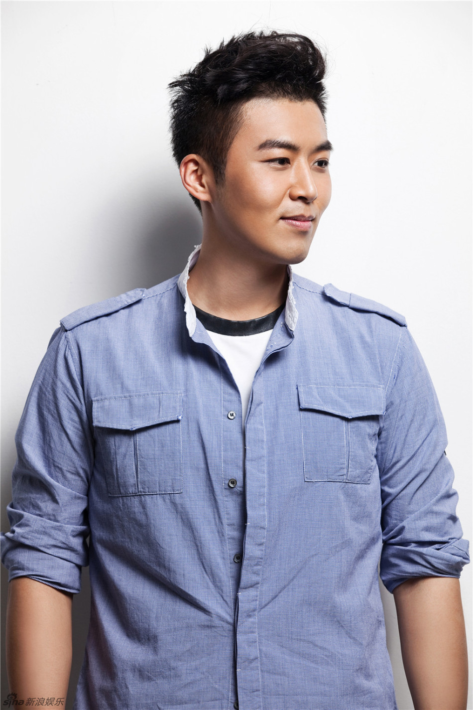 新浪娱乐讯 王今铎曝光一组写真,照片中王今铎率性可爱,笑容阳光,一展