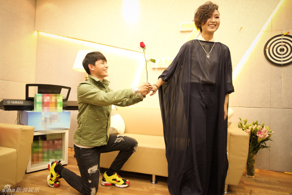 组图:孙坚下跪献花周笔畅 两人害羞甜笑相拥_内地音乐_音乐-超级明星