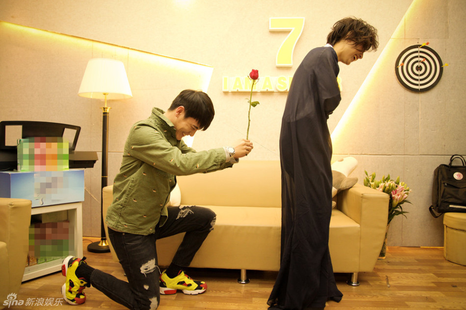 组图:孙坚下跪献花周笔畅 两人害羞甜笑相拥_内地音乐_音乐-超级明星