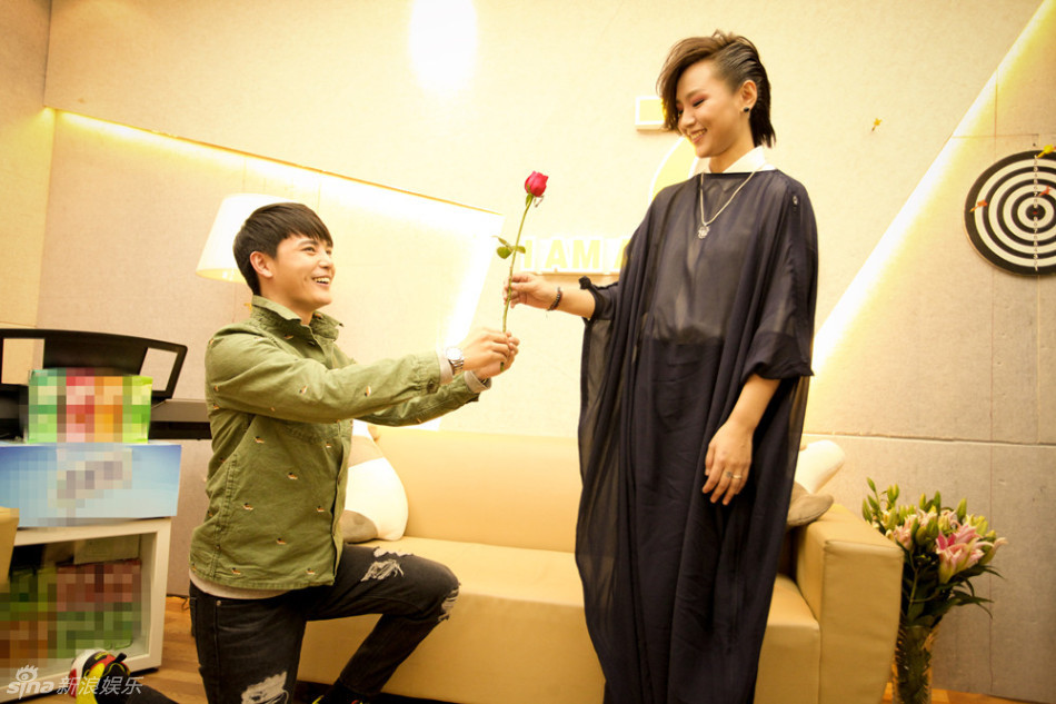 组图:孙坚下跪献花周笔畅 两人害羞甜笑相拥_内地音乐_音乐-超级明星