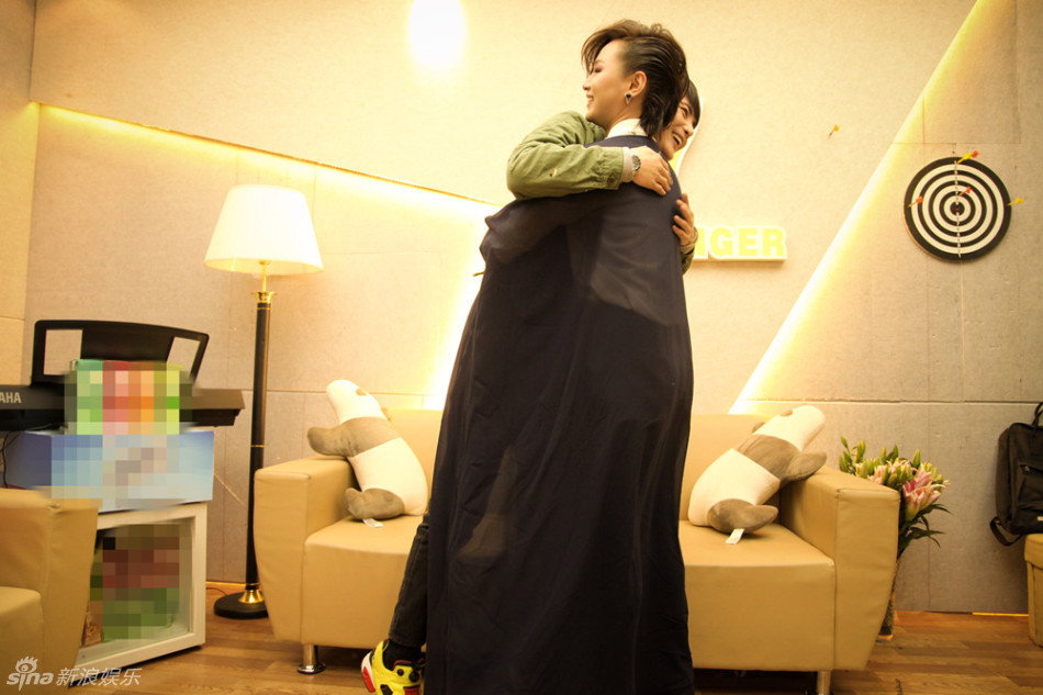 组图:孙坚下跪献花周笔畅 两人害羞甜笑相拥