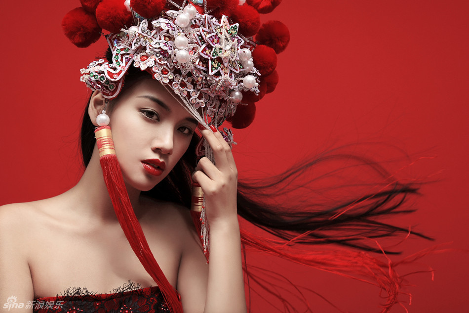 14 11:52:05 1 / 5 新浪娱乐讯 新生代女演员程砚秋于近日推出一组