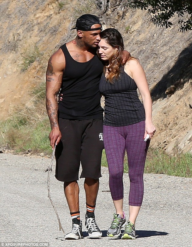 组图:凯莉-布鲁克与男友浪漫徒步 享甜蜜拥吻_高清图集_新浪网