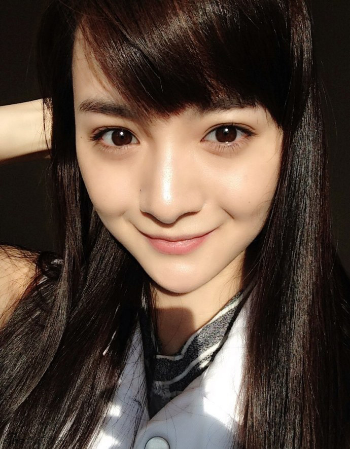 一组北京电影学院"学霸校花"李依伊的生活照,照片中的李依伊素颜清纯