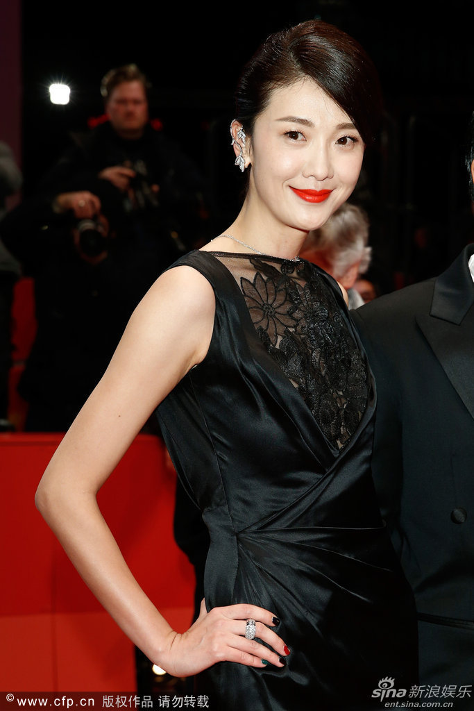 《白日焰火》倪景阳露背裙胸前镂空