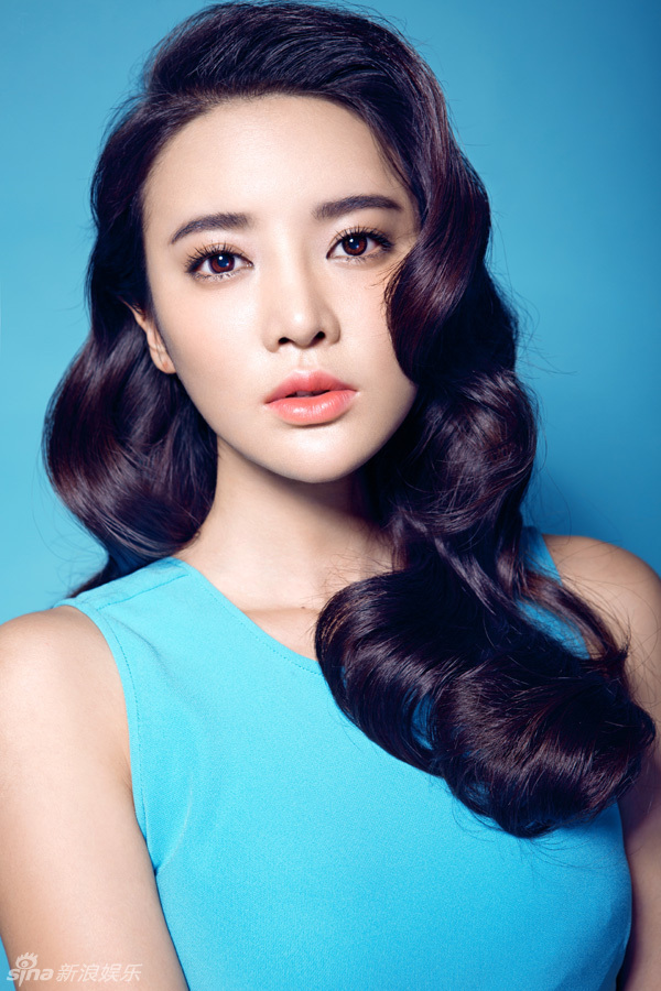 新浪娱乐讯 近日,"氧气美女"张璇的一组成熟魅力写真曝光,片中的她一
