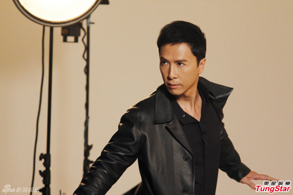 甄子丹为赛马会拍摄海报