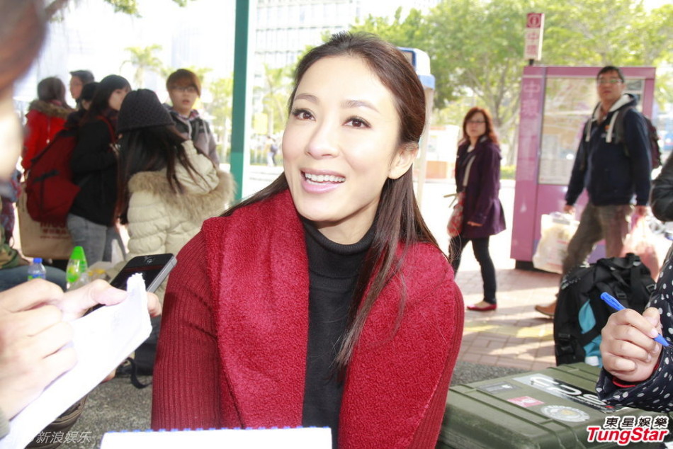 杨怡派发平安包