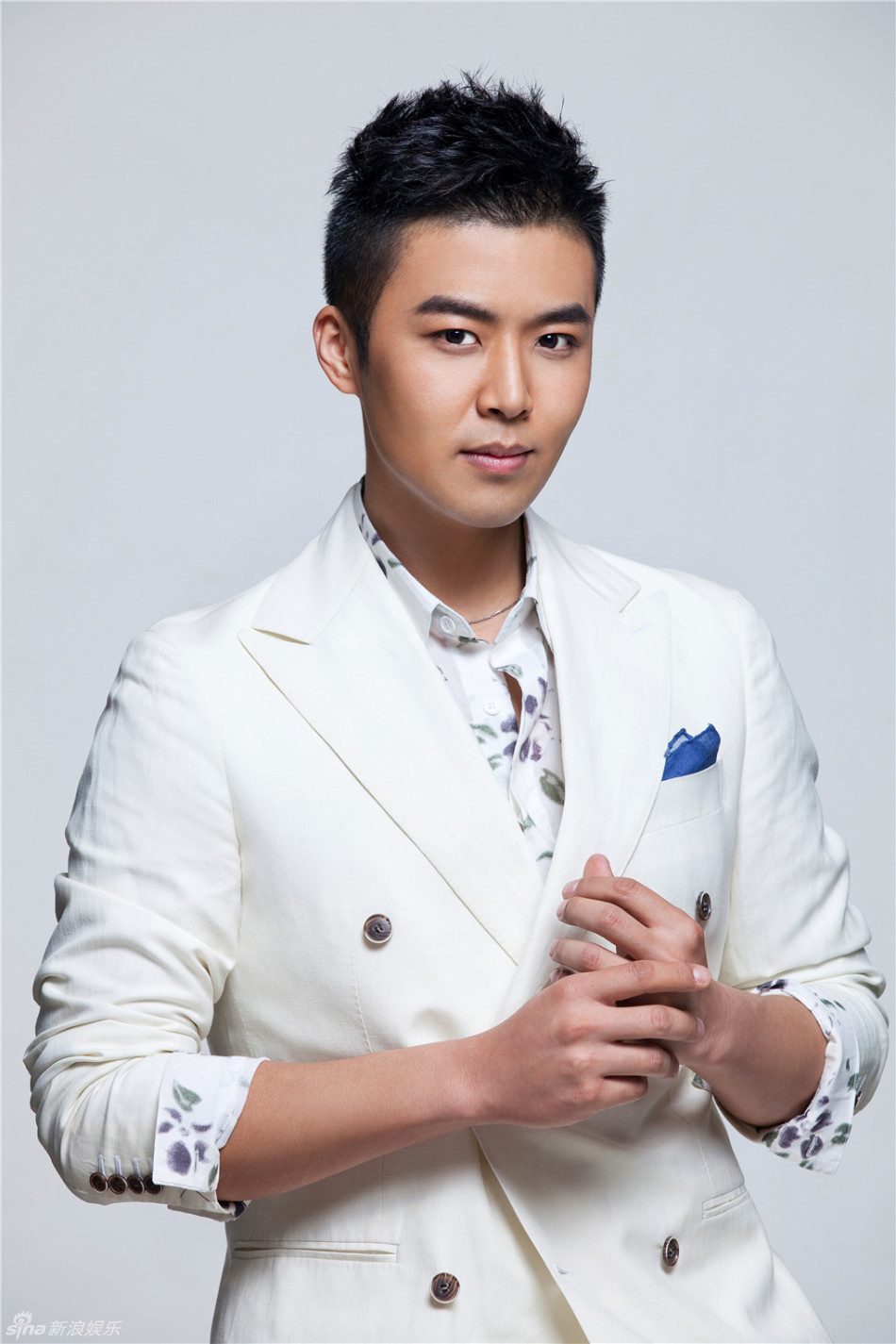 组图:王今铎白色西装大片展温暖笑容_高清图集_新浪网