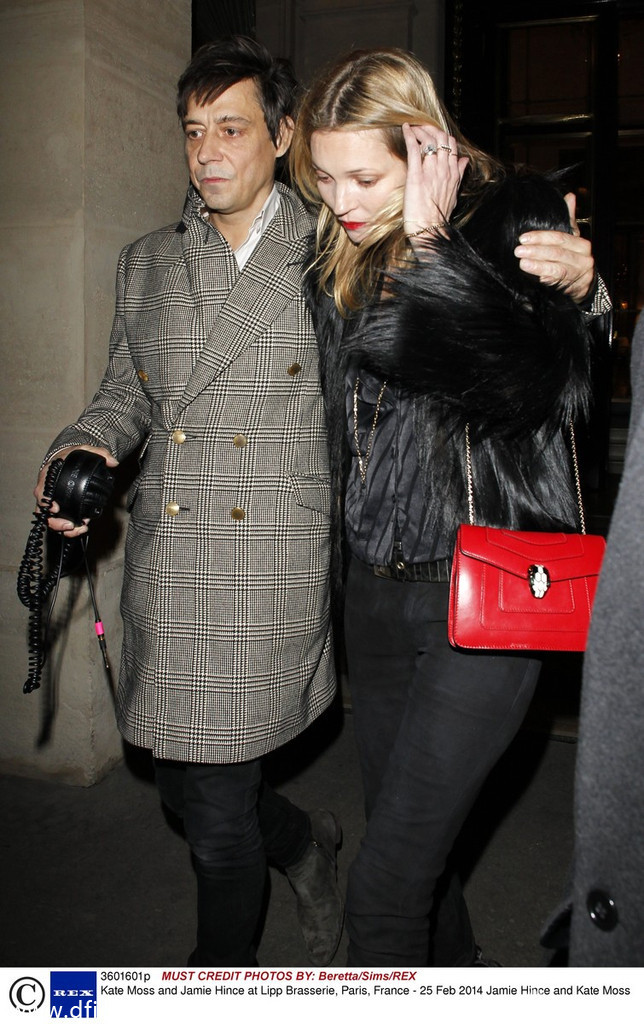 法国巴黎,凯特-莫斯(kate moss)皮草大衣全身黑现身巴黎,依偎老公身旁