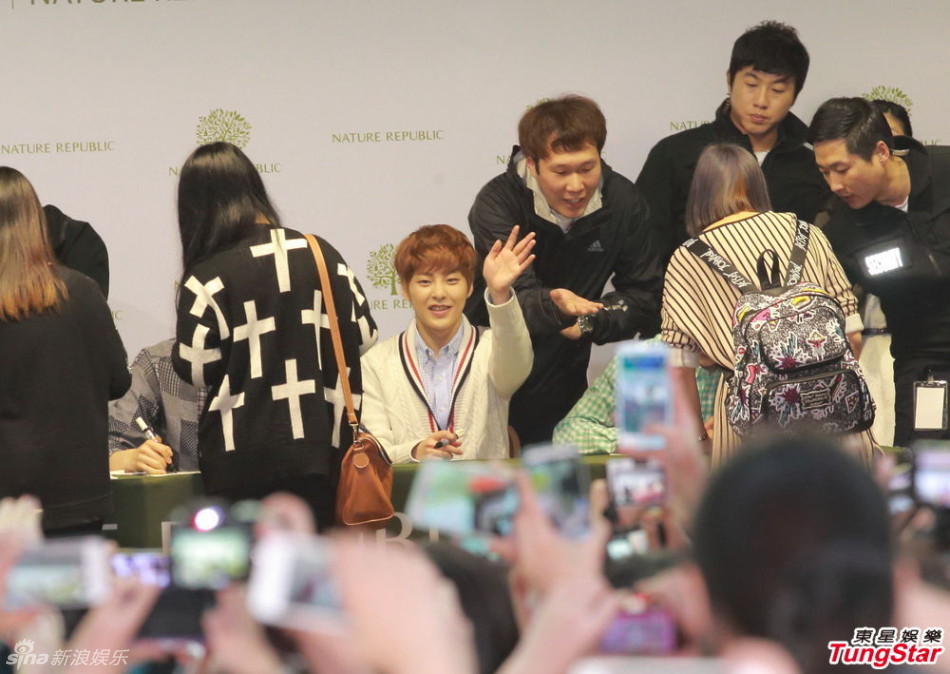 20140302明星exom袭港粉丝朝圣晕倒巴士相撞混乱