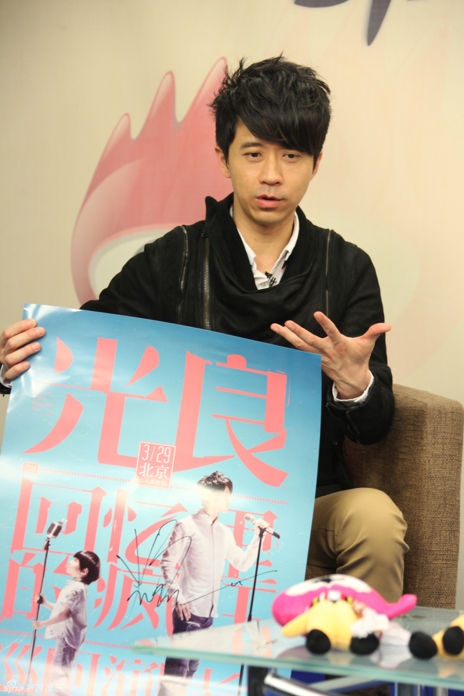 新浪娱乐讯 3月3日,马来西亚歌手光良做客新浪聊天,谈起关于新专辑