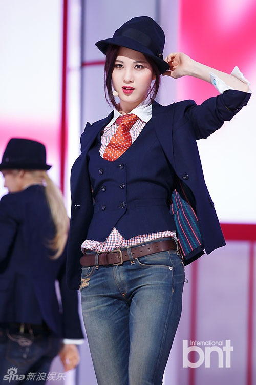 少女时代回归打榜夺冠 西装礼帽显帅气