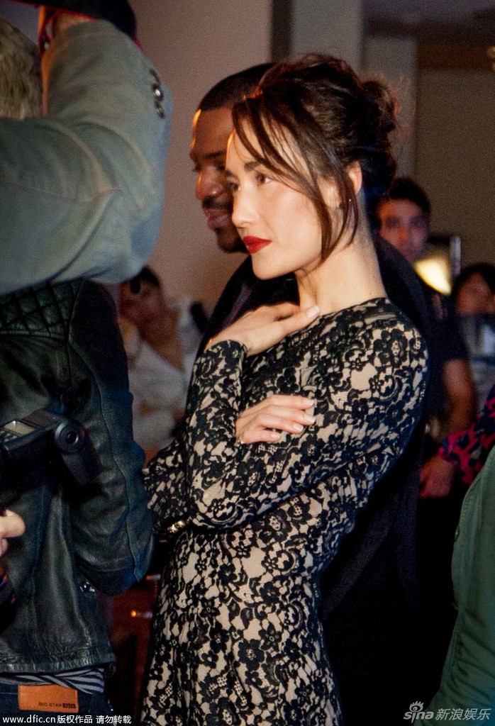 maggie q助阵新片首映 黑蕾丝裙身姿曼妙